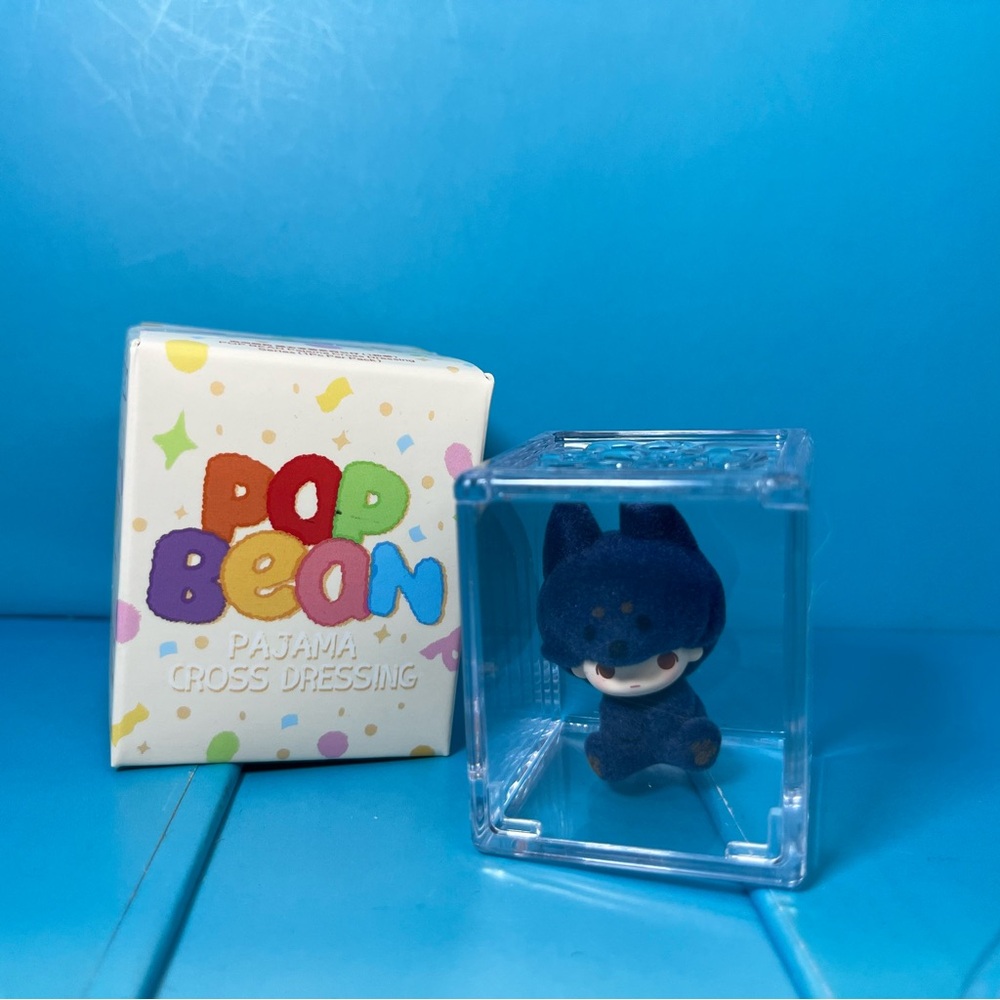 Pop Mart - Pop Beans - Pajama Cross Dressing - Dimoo Sitting Doberman with case